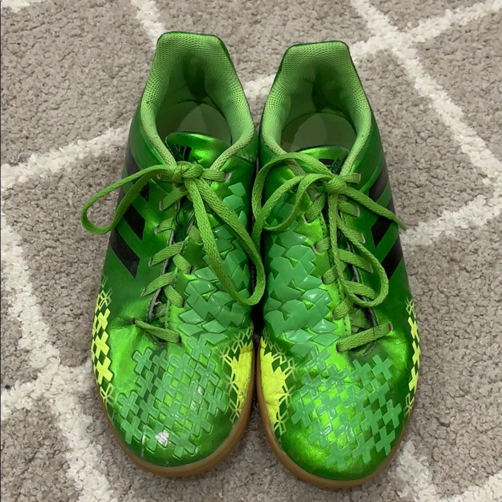 Indoor soccer shoes